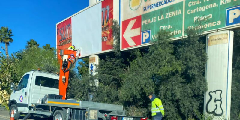 Orihuela intensifica las acciones contra las vallas publicitarias ilegales