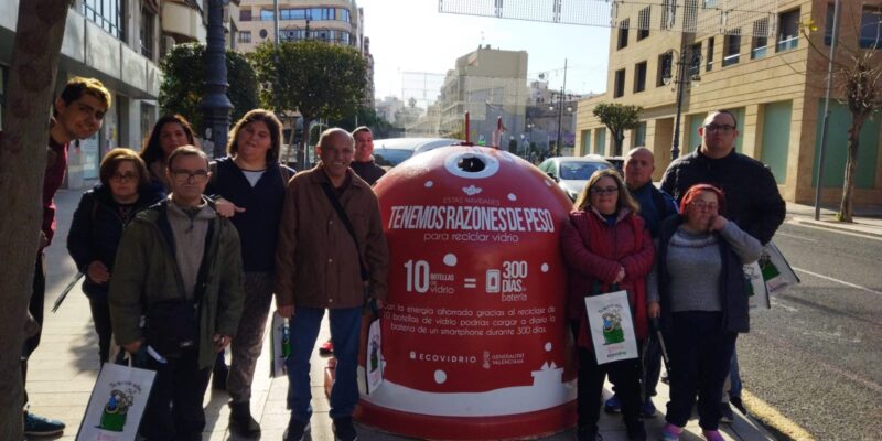 La concejala de Limpieza Viaria y RSU de Orihuela, Rocío Ortuño, ha presentado esta mañana la nueva campaña de Ecovidrio para el reciclaje de envases de vidrio durante la Navidad