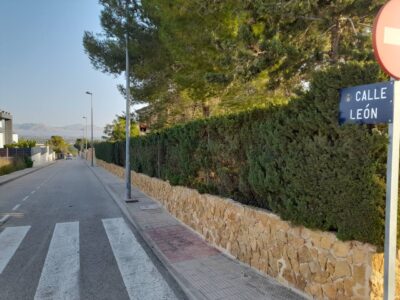 Orihuela renueva la red de placas de las calles de Montepinar