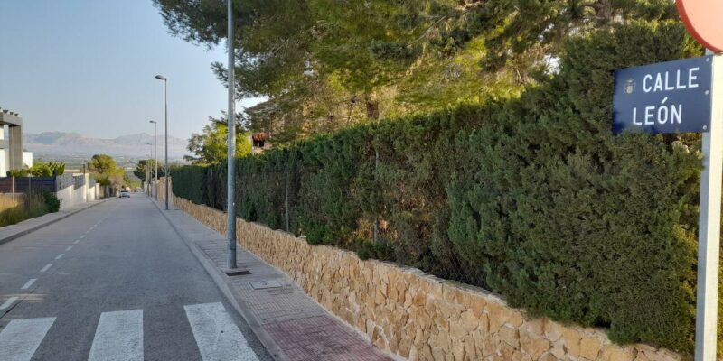 Orihuela renueva la red de placas de las calles de Montepinar