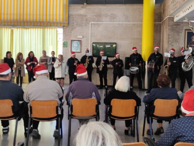 El alcalde de Orihuela visita la residencia de la Tercera Edad por Navidad