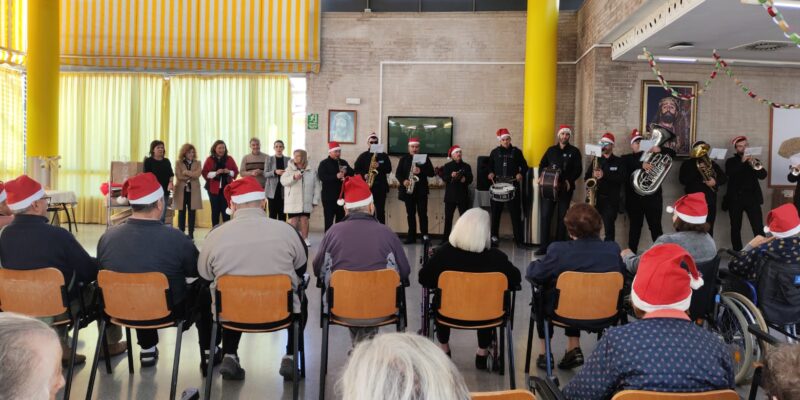 El alcalde de Orihuela visita la residencia de la Tercera Edad por Navidad