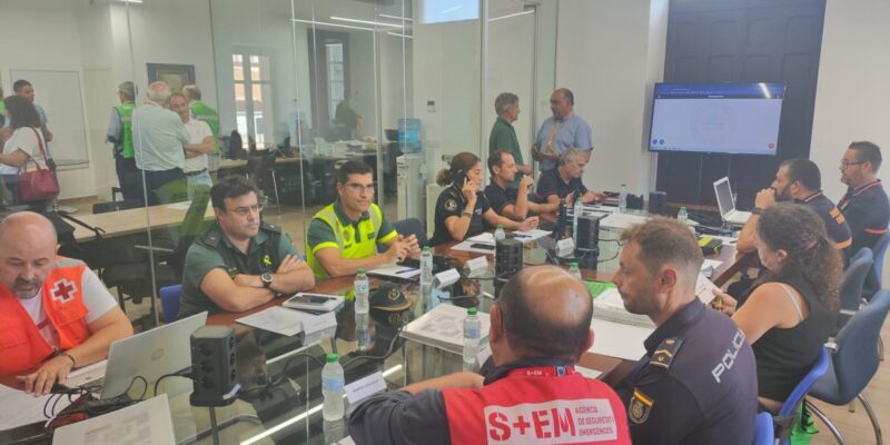 El concejal de Emergencias, Víctor Valverde, asistió ayer a la reunión de la Confederación Hidrográfica del Segura, (CHS), junto a cinco técnicos municipales componentes del Centro de Coordinación Operativa Municipal de Orihuela (CECOPAL) con la finalidad de conocer el Sistema Automático de Información Hidrológica (S.A.I.H).