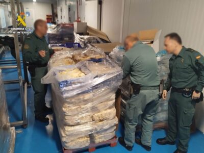 La Guardia Civil interviene 40.000 kilos de alimentos en mal estado en la provincia de Alicante. Se ha investigado a los propietarios de dos empresas ubicadas en San Vicente del Raspeig y San Isidro por delitos contra la salud pública, delitos relacionados con el mercado y los consumidores, y falsedad documental