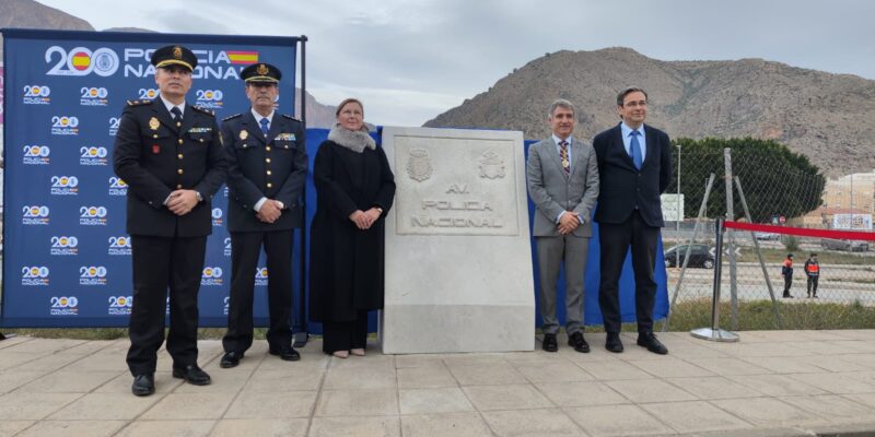 Orihuela dedica una avenida y un monumento a la Policía Nacional
