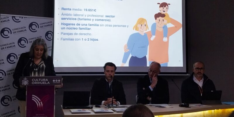 Orihuela presenta un informe sobre el retrato de las familias en 2024