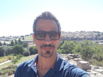 El escritor Fernando Mañogil presenta en Orihuela su poemario 'Espejo de Mediocridad'