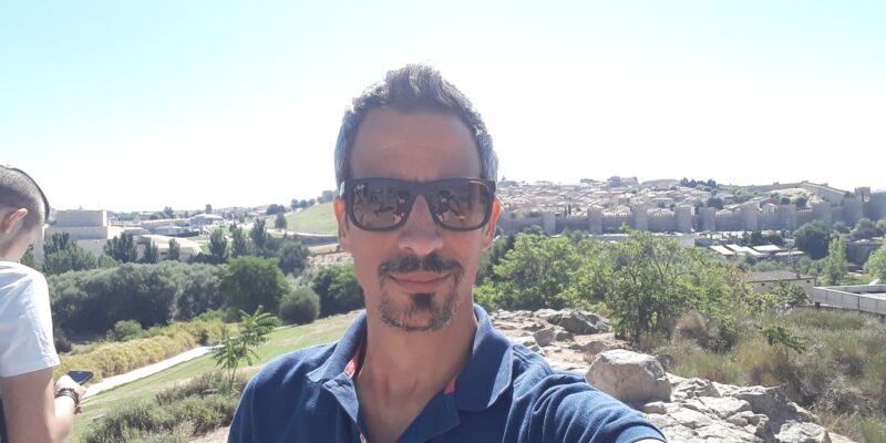 El escritor Fernando Mañogil presenta en Orihuela su poemario 'Espejo de Mediocridad'