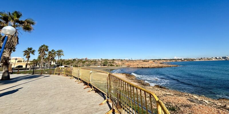 Orihuela inicia la licitación para la reforma de las barandillas de Playa Flamenca y La Zenia