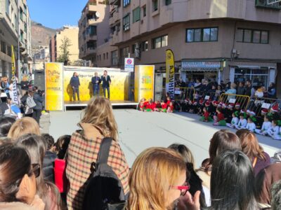El alcalde de Orihuela, Pepe Vegara, y el concejal de Deportes, Víctor Sigüenza, han inaugurado hoy la nueva edición de JUVE. Este gran evento de carácter deportivo y lúdico es toda una tradición durante las vacaciones navideñas de los escolares y arranca con una nueva edición repleta de actividades y sorpresas que se desarrollarán durante los días 2, 3 y 4