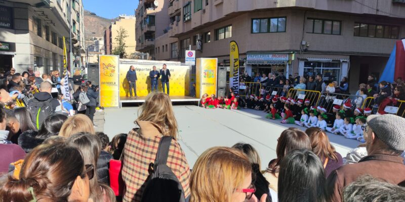 El alcalde de Orihuela, Pepe Vegara, y el concejal de Deportes, Víctor Sigüenza, han inaugurado hoy la nueva edición de JUVE. Este gran evento de carácter deportivo y lúdico es toda una tradición durante las vacaciones navideñas de los escolares y arranca con una nueva edición repleta de actividades y sorpresas que se desarrollarán durante los días 2, 3 y 4