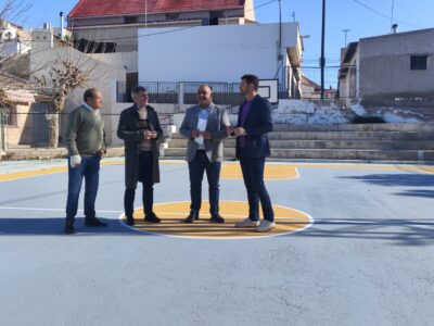 Orihuela finaliza la reparación de la pista de fútbol sala y baloncesto de Arneva
