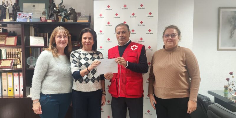 El Mercadillo Solidario Navideño recauda 700 euros para los afectados por las inundaciones de la DANA. La concejala de Bienestar Social ha hecho entrega de la recaudación de la rifa al presidente de la Asamblea Local de Cruz Roja