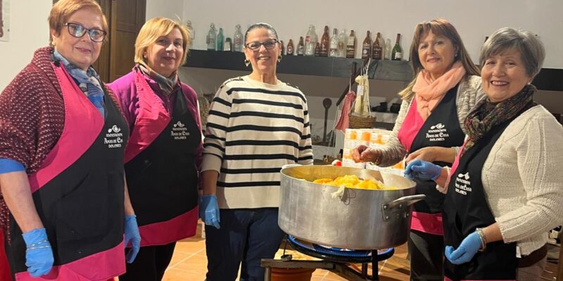 Dolores elabora mermelada de naranja amarga procedente de sus árboles