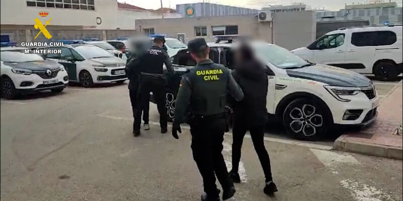 Detenida en Torrevieja una pareja por la robos con violencia con el método del "Tirón"
