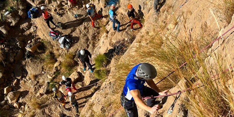 Orihuela presenta una guía para practicar escalada en el municipio
