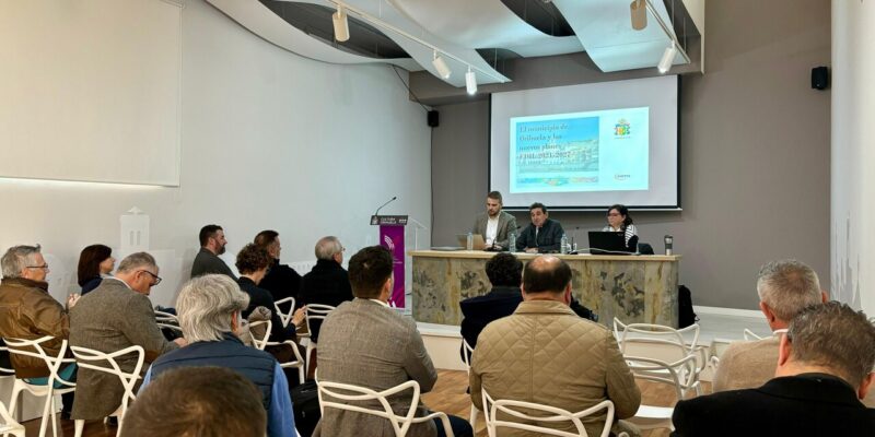 Orihuela ha presentado esta mañana en el salón de actos de la Biblioteca Pública María Moliner una sesión extraordinaria del Consejo Sectorial de Turismo presidida por el Teniente Alcalde, Manuel Mestre Barea. Durante la reunión se ha presentado el Plan EDIL