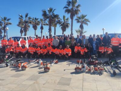El alcalde de Orihuela, Pepe Vegara, ha presentado esta mañana el equipamiento de la empresa municipal ILDO, junto al concejal de Infraestructuras, Víctor Valverde, el edil de Costa, Manuel Mestre, así como la gerente Mercedes González y la edil de Bienestar Social, Agustina Rodríguez, con el que ha empezado a desempeñar sus funciones dentro de la encomienda de gestión para el mantenimiento de zonas verdes en Orihuela Costa