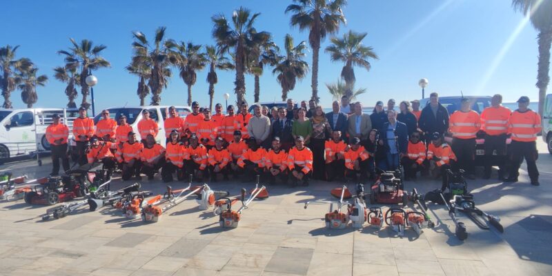 El alcalde de Orihuela, Pepe Vegara, ha presentado esta mañana el equipamiento de la empresa municipal ILDO, junto al concejal de Infraestructuras, Víctor Valverde, el edil de Costa, Manuel Mestre, así como la gerente Mercedes González y la edil de Bienestar Social, Agustina Rodríguez, con el que ha empezado a desempeñar sus funciones dentro de la encomienda de gestión para el mantenimiento de zonas verdes en Orihuela Costa