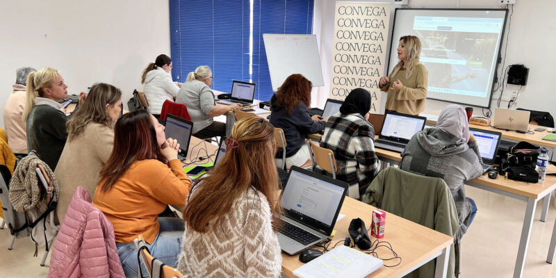 Convega pone en marcha un programa de formación digital para mujeres