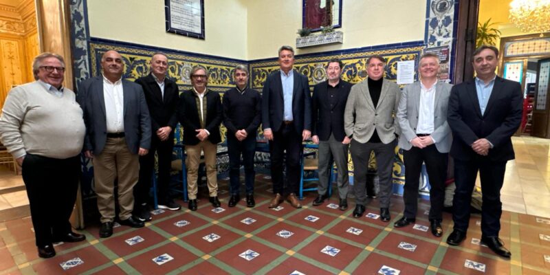 El conseller de Medio Ambiente, Infraestructuras y Territorio, Vicente Martínez Mus, ha mantenido hoy un encuentro de trabajo auspiciado por la Cámara de Comercio de Orihuela