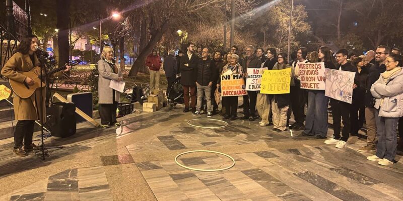 Gran éxito de la concentración contra el cierre del IES El Palmeral en Orihuela