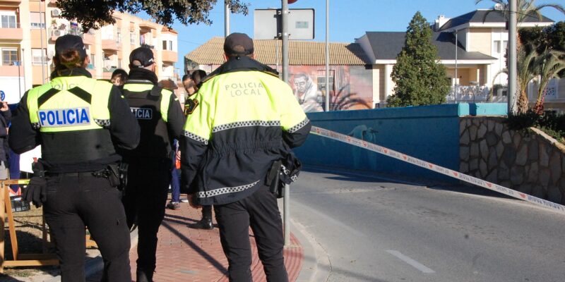 La Policía Local de Rojales rescata a dos menores atrapados en el interior de sendos vehículos