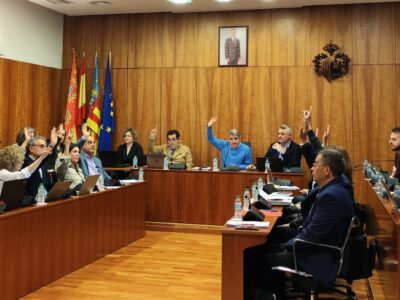 El Pleno de Orihuela aprueba el nombramiento de Amadeo Valoria como Caballero Cubierto 2025