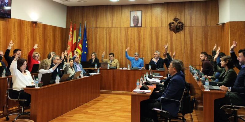 El Pleno de Orihuela aprueba el nombramiento de Amadeo Valoria como Caballero Cubierto 2025