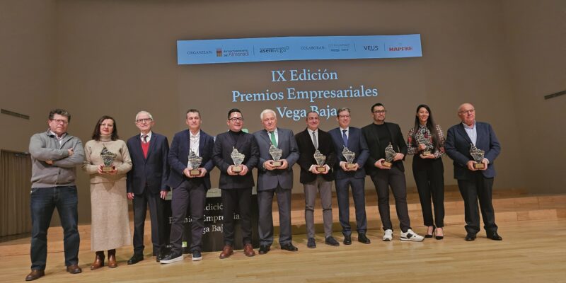 Más de 200 personas han asistido a la celebración de los IX Premios Empresariales Vega Baja, que se han celebrado en el Auditorio Municipal de Almoradí. Esta edición de los galardones que otorga la Asociación de Empresarios de la Vega Baja