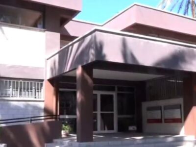 Cambiemos Orihuela denuncia el estado en el que se encuentra el CEIP Josefina Manresa. Alertan sobre los desperfectos que sigue sufriendo el colegio, como la salida de aguas residuales de la cocina a través de arquetas que desembocan directamente en el patio