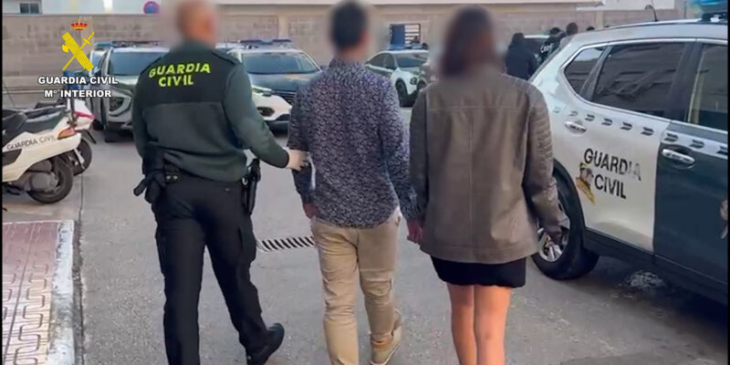 La Guardia Civil detiene a dos personas con más de un kilo de cocaína en Torrevieja. Durante un dispositivo, los agentes localizaron oculto en el interior de un vehículo 1.149 gramos de cocaína y 6,67 gramos de cocaína rosa