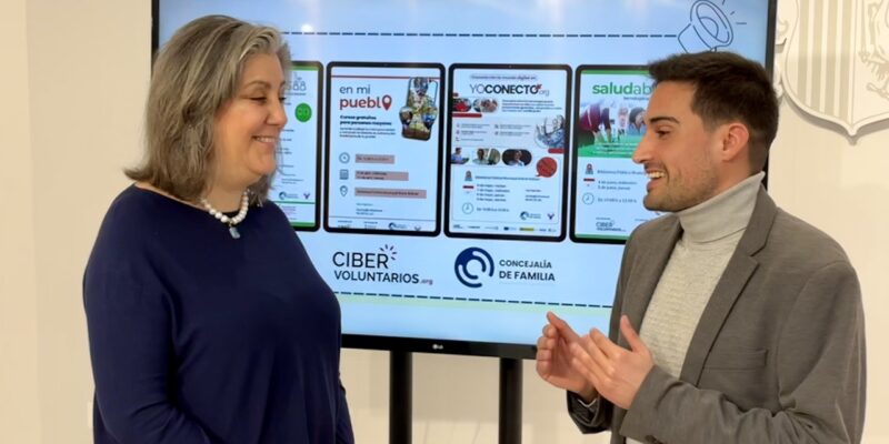Orihuela ofrece formación digital para mejorar la autonomía de personas mayores