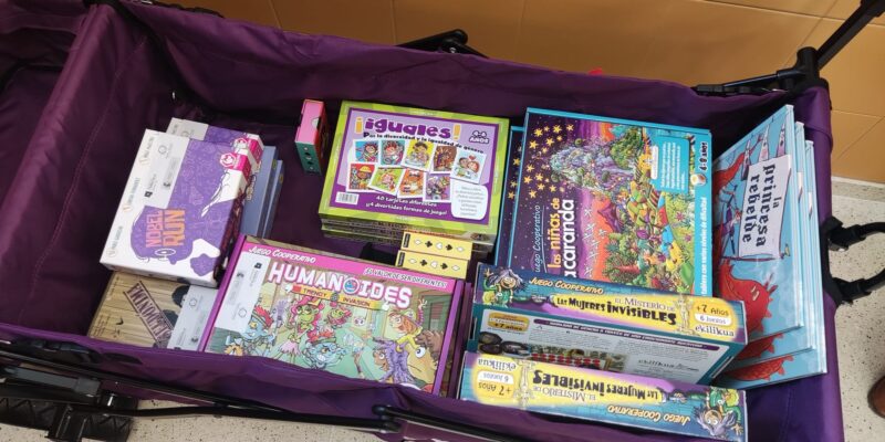 La concejalía de Igualdad en el Ayuntamiento de Torrevieja ha presentado la actividad "Carrito viajero", un istrumento con juegos y cuentos para que el alumnado se divierta y aprenda sobre la igualdad de género