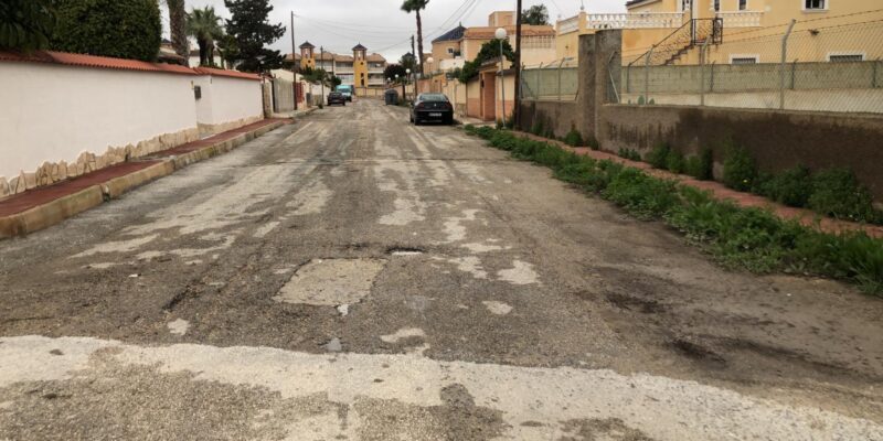 Orihuela licita el asfaltado de las calles de la urbanización de Torrezenia en la costa