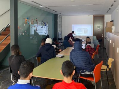 La concejala de Bienestar Social de Orihuela, Agustina Rodríguez, ha valorado positivamente las jornadas de formación digital que se han llevado a cabo recientemente dirigidas a personas migrantes del municipio