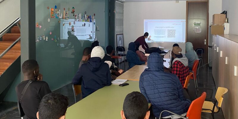 La concejala de Bienestar Social de Orihuela, Agustina Rodríguez, ha valorado positivamente las jornadas de formación digital que se han llevado a cabo recientemente dirigidas a personas migrantes del municipio