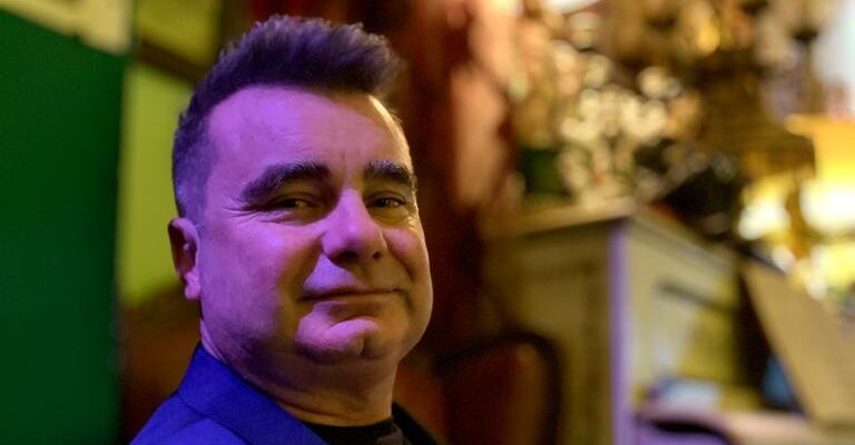 Nominan al poeta oriolano Ramón Bascuñana para los Premios de la Crítica Valenciana 2025