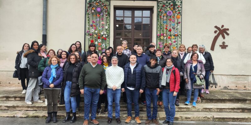 El alcalde de Orihuela, Pepe Vegara, y el concejal de Empleo, Víctor Valverde, han dado la bienvenida esta mañana a los participantes en el nuevo Taller de Empleo que tiene la finalidad de “mejorar el entorno urbano de la Casa Cuartel de la Guardia Civil en el Barrio de San Francisco
