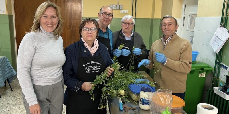 La Peña Huertana de Almoradí enseña a los escolares las tradiciones del municipio
