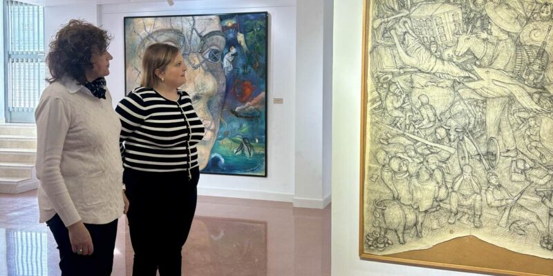 La Concejalía de Cultura de Orihuela rinde homenaje nuevamente a su hijo más ilustre, Miguel Hernández, a través de una exposición titulada “Todo de mí está lleno”. La muestra, que reúne fondos municipales de obras de arte y documentos del Archivo Histórico de la ciudad, ofrece un recorrido por la vida y el legado del poeta.