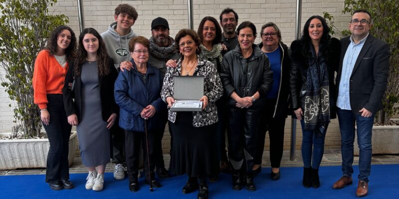 Ramona Carreras recibe el galardón de Mujer Emprendedora 2025 del Colegio de Hurchillo