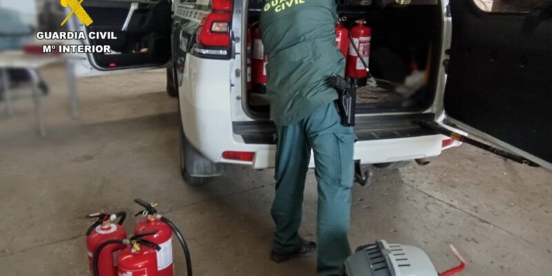 La Guardia Civil investiga a dos hombres por el hurto y la venta de extintores en Torrevieja. Tras una inspección, los agentes han recuperado los 10 extintores sustraídos, valorados en 600 euros, y han localizado a los afectados para proceder a la devolución