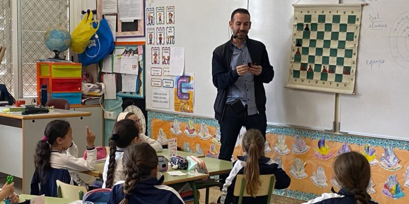 Por estas razones el Ayuntamiento de Almoradí a través de la Concejalía de Educación, que dirige Susana Miralles, ha decidido apostar por el Ajedrez en los colegios.