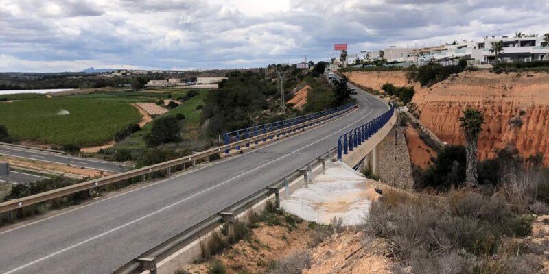 Orihuela inicia el proceso de construcción de la pasarela sobre la AP-7 en la costa
