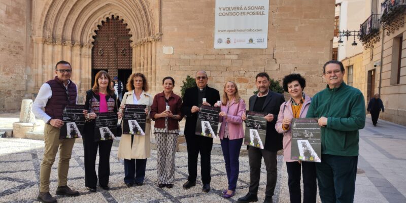 La concejala de Bienestar Social de Orihuela, Agustina Rodríguez, ha presentado la campaña solidaria “Ilumina tu cruz”, junto a la presidenta de la Cofradía Ecce-Homo, M. Dolores Rodríguez