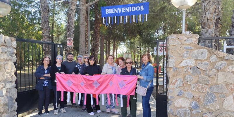 La Asociación de Mujeres "Virgen de Fátima" decora San Isidro durante las fiestas. Los trabajos artesanos elaborados con retales de tela donados por una empresa local, dan la bienvenida desde hoy a las zonas más emblemáticas de la localidad con motivo de las fiestas patronales