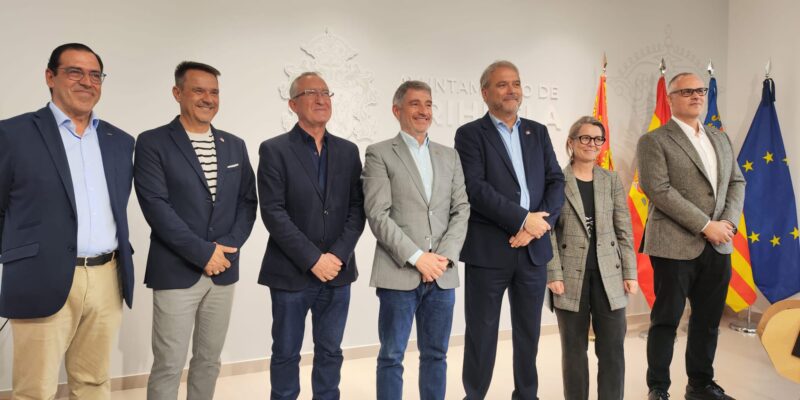 El Ayuntamiento de Orihuela y la Universidad Miguel Hernández (UMH) han firmado el protocolo de colaboración que permitirá el desarrollo conjunto de la nueva Cátedra Institucional Oriol