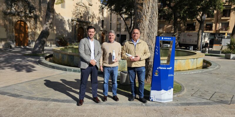 Orihuela pone en marcha un surtidor de agua potable refrigerada en la plaza del Carmen