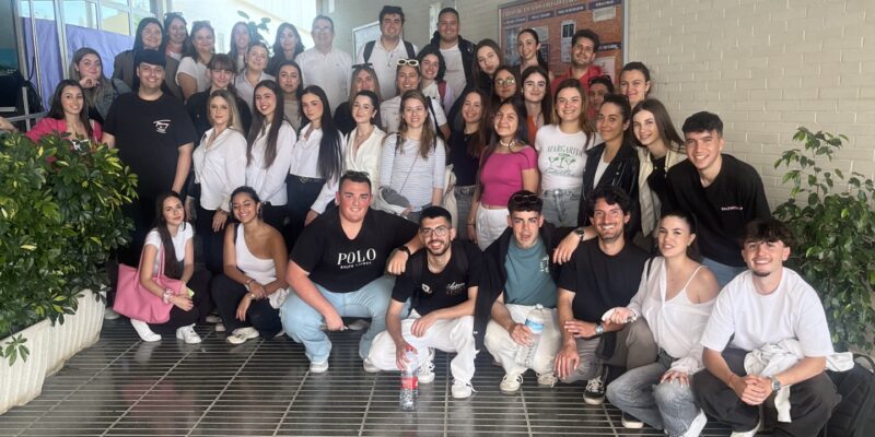 El inicio de las XXXIII Jornadas de Literatura Infantil del Colegio Público de la pedanía oriolana de Hurchillo, ha contado con la participación de más de sesenta alumnos y alumnas de al UCAM de Murcia, de grado de infantil y primaria, acompañados de diferentes profesores de la Universidad